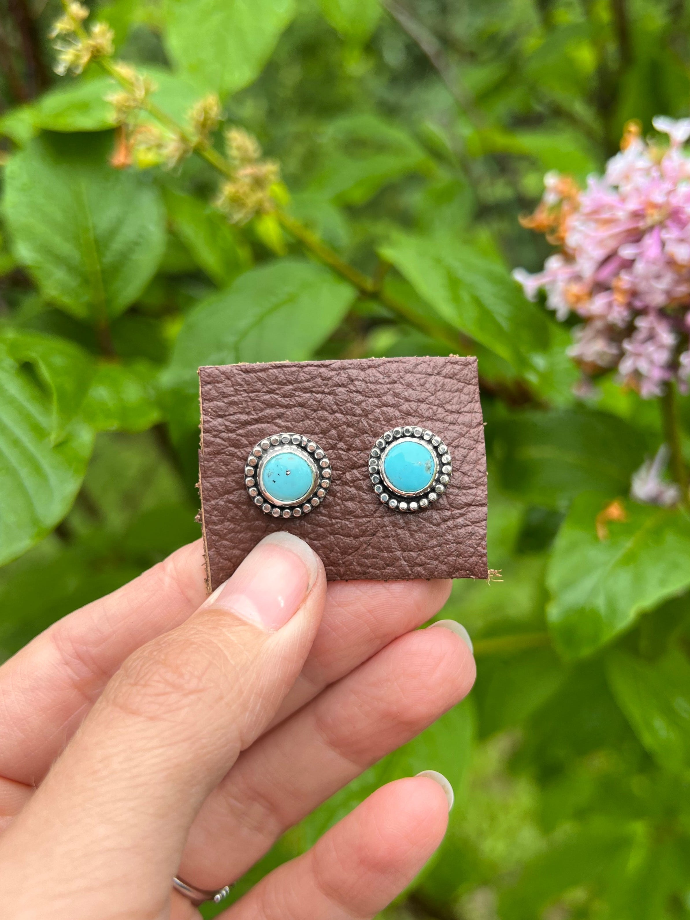 Flat bead studs